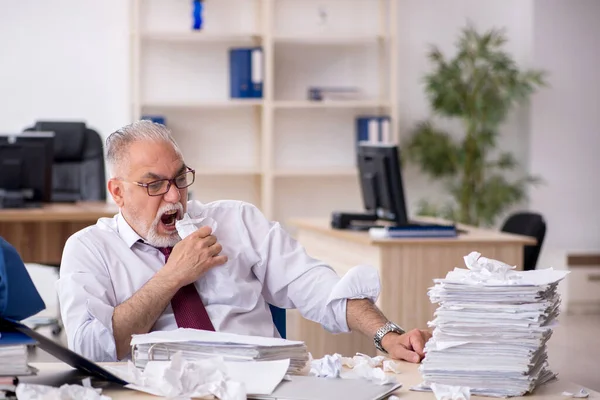 Viejo empleado descontento con el exceso de trabajo en la oficina — Foto de Stock