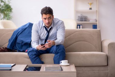 Genç işadamı iş görüşmesini bekliyor.