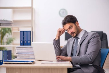 Ofiste çalışan genç bir erkek.