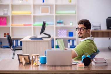 Ofiste çalışan genç erkek tasarımcı.