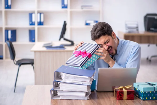 Jeune employé masculin célébrant son anniversaire sur le lieu de travail — Photo