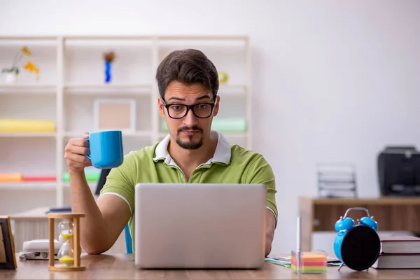 Joven diseñador masculino trabajando en la oficina — Foto de Stock