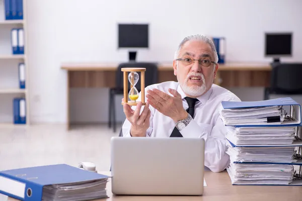 Vecchio dipendente maschile nel concetto di gestione del tempo — Foto Stock