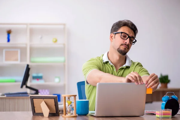 Jovem designer do sexo masculino trabalhando no escritório — Fotografia de Stock