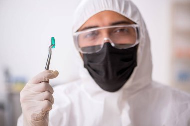 Genç erkek kimyager uyuşturucu sentezi konsepti