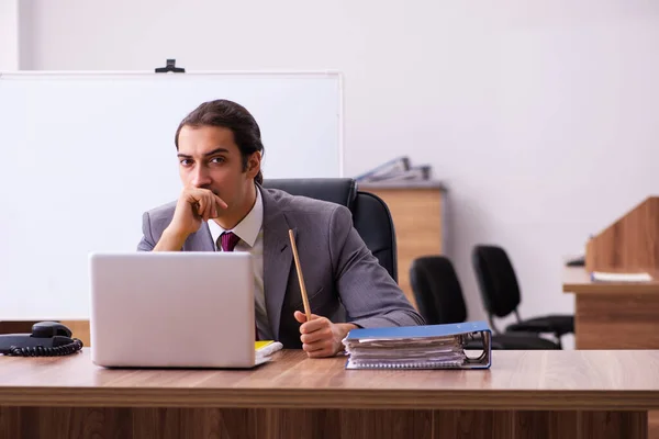 Treinador de negócios jovem do sexo masculino no escritório durante a pandemia — Fotografia de Stock