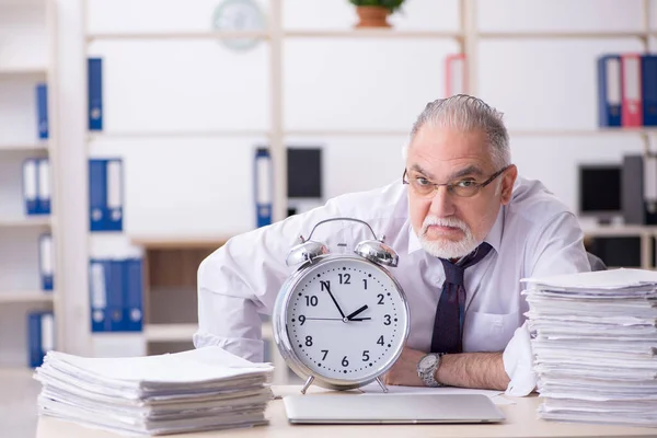 Velho empregado masculino no conceito de gerenciamento de tempo — Fotografia de Stock