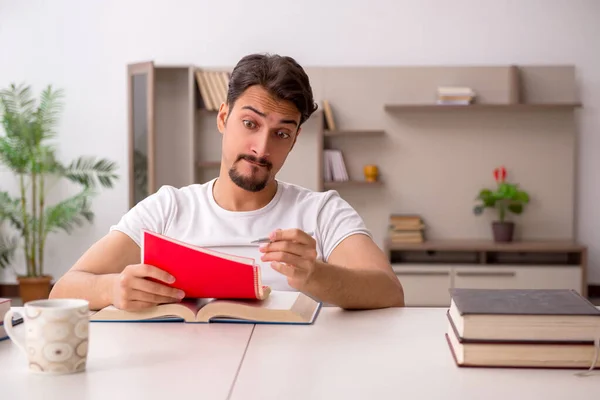 Joven estudiante masculino estudiando en casa durante una pandemia — Foto de Stock