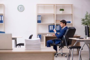 Molada kahve içen genç bir erkek.