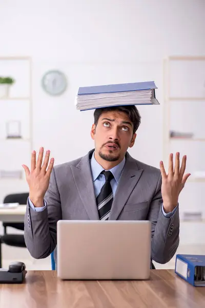 Jonge mannelijke werknemer werkzaam in het kantoor — Stockfoto