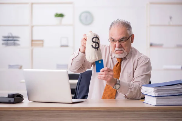 Velho trabalhador masculino no conceito de remuneração — Fotografia de Stock