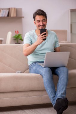 Genç erkek serbest çalışan salgın sırasında evden çalışıyor.