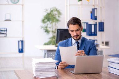 Ofiste çalışan genç işadamı.