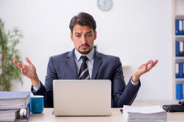 Jovem trabalhador masculino sentado no local de trabalho — Fotografia de Stock