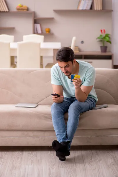 Joven freelancer masculino en concepto de comercio electrónico — Foto de Stock