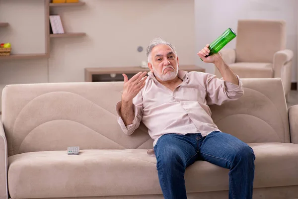 Old man drinking alcohol at home — Stock Photo, Image