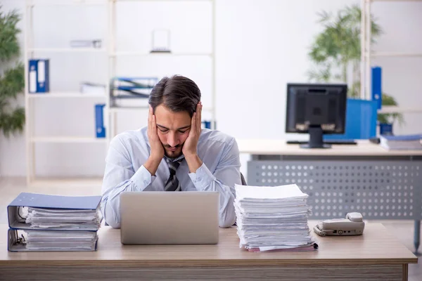 Jeune homme d'affaires employé travaillant dans le bureau — Photo