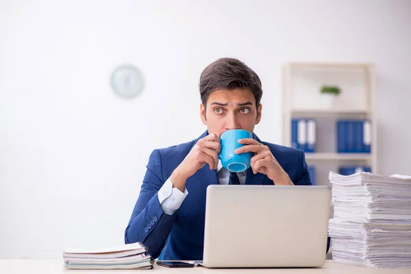 쉬는 시간에 커피를 마시는 젊은 남성 고용인 — 스톡 사진