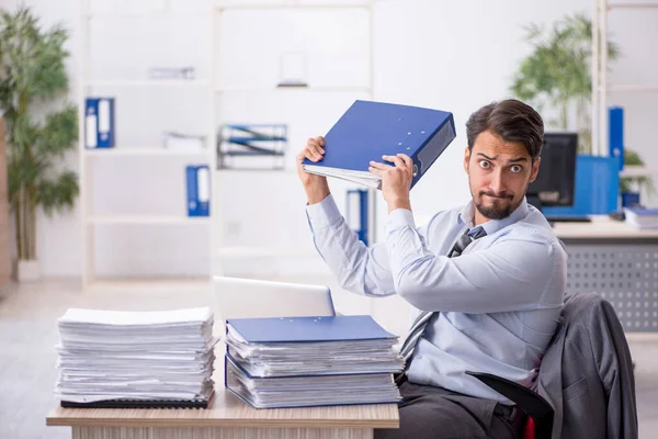 Jonge zakenman werkzaam in het kantoor — Stockfoto