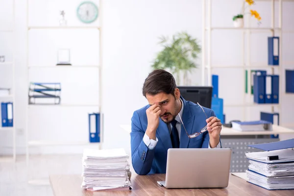 Empleado joven empresario que trabaja en la oficina — Foto de Stock