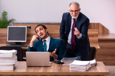 Kabadayılık kavramında yaşlı erkek işveren ve genç erkek asistan