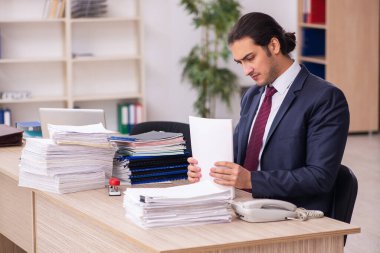 Genç bir erkek işçi aşırı işten memnun değil.