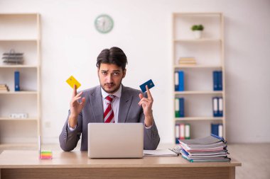 Ecommerce konseptinde genç işadamı