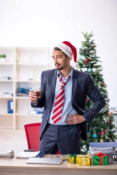 Jovem funcionário do sexo masculino celebrando o Natal no local de trabalho — Fotografia de Stock