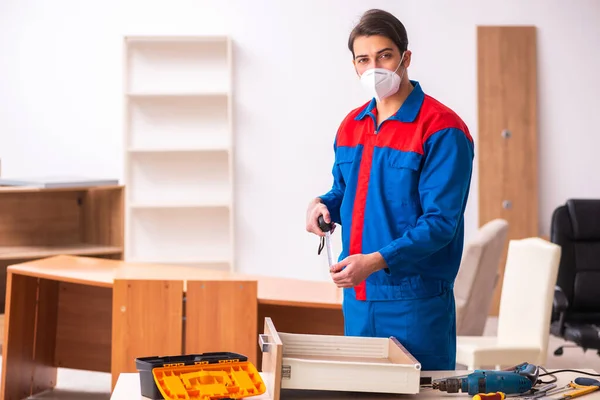 Joven carpintero masculino trabajando en la oficina durante una pandemia — Foto de Stock