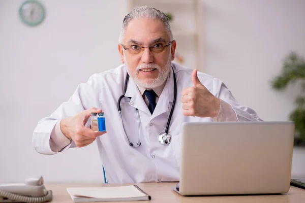 Velho médico do sexo masculino no conceito de vacinação — Fotografia de Stock