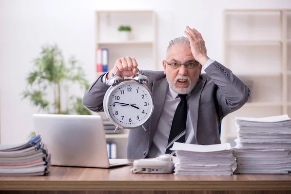 Velho empregado masculino no conceito de gerenciamento de tempo — Fotografia de Stock