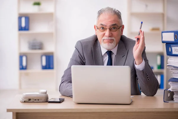 Velho funcionário masculino infeliz com excesso de trabalho no escritório — Fotografia de Stock