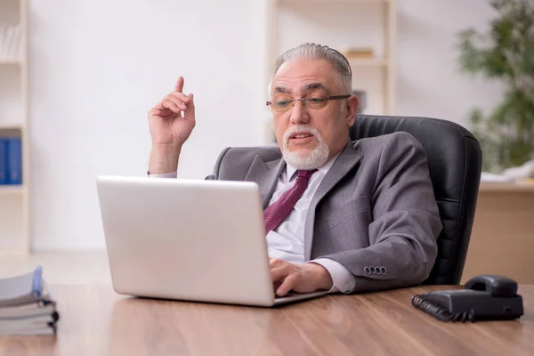 Viejo empleado que trabaja en la oficina —  Fotos de Stock