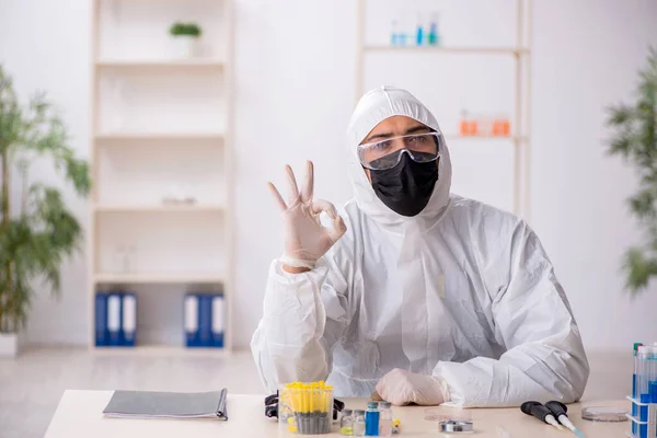 Joven químico trabajando en el laboratorio durante una pandemia —  Fotos de Stock