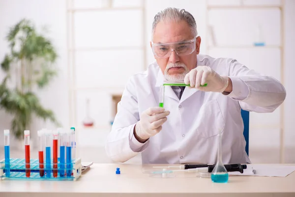 Viejo químico trabajando en el laboratorio —  Fotos de Stock