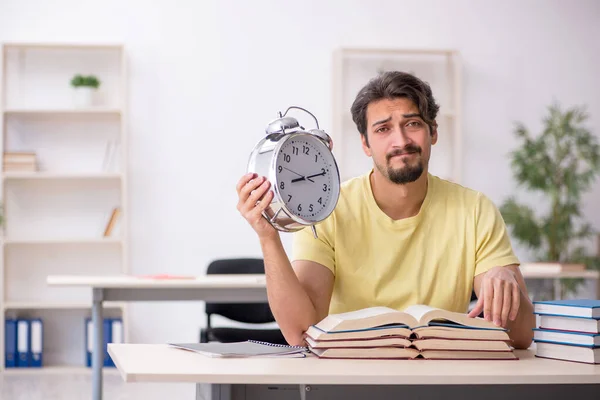 Jovem estudante do sexo masculino se preparando para exames em gestão do tempo concep — Fotografia de Stock
