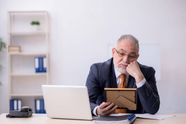 Eski erkek çalışan karısını iş yerinde kaybetmiş.