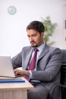 Ofiste çalışan genç bir erkek.