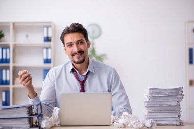 Reddedilmiş fikirler konseptinde genç bir erkek çalışan