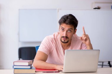 Sınavlara hazırlanan genç bir erkek öğrenci.