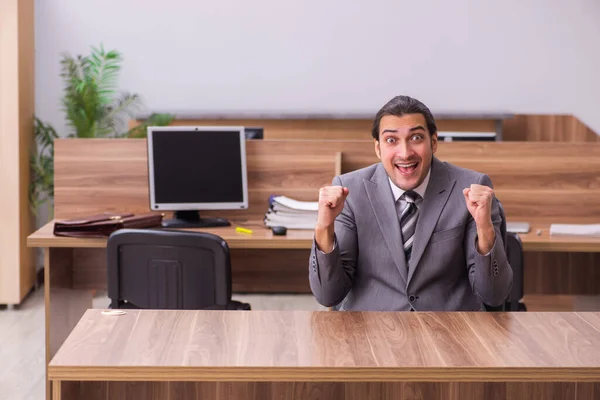 Junger Geschäftsmann sitzt im Büro — Stockfoto