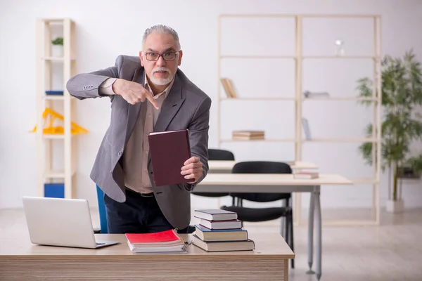 教室での高齢男性教師 — ストック写真