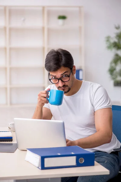 Fiatal férfi alkalmazott kávét iszik a szünet alatt — Stock Fotó