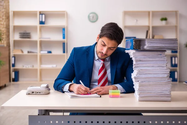 Genç işadamı ofisteki aşırı işten memnun değil.