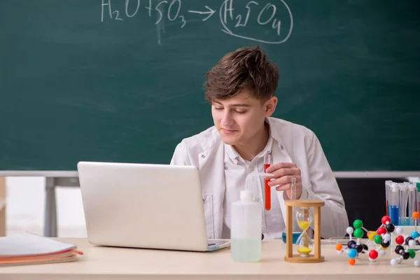 Schooljongen die scheikunde studeert in de klas — Stockfoto