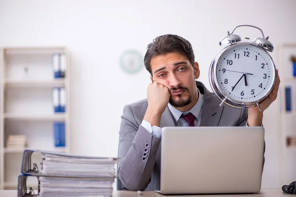 Giovane dipendente maschile nel concetto di gestione del tempo — Foto Stock