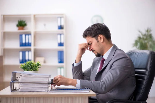 Young male employee working in the office — Stock Photo, Image