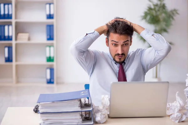 Junge männliche Mitarbeiter in abgewiesenem Ideenkonzept — Stockfoto