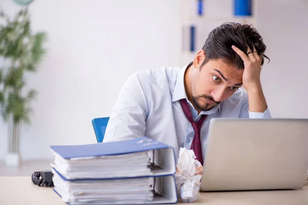 Junge männliche Mitarbeiter in abgewiesenem Ideenkonzept — Stockfoto