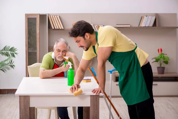 Δύο άντρες εργολάβοι καθαρίζουν το σπίτι. — Φωτογραφία Αρχείου